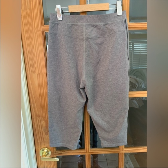 Lululemon Retreat Yogi Crop, Size 4 - Picture 3 of 5